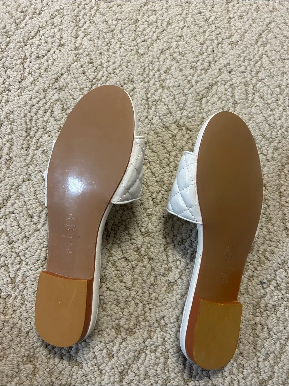 CHANEL White Quilted Slide Sandals with Gold CC Chain Emblem